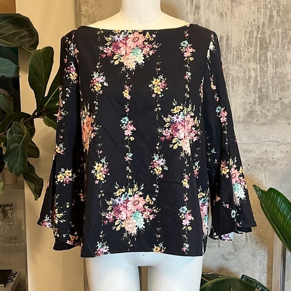 Alice and Olivia Flared Sleeve Printed Top - Picture 7 of 10